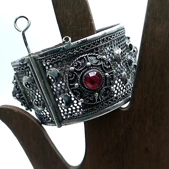 Vintage Silver Wide Filigree Hinged Bangle Bracelet with Red Glass Stones - Picture 8 of 16